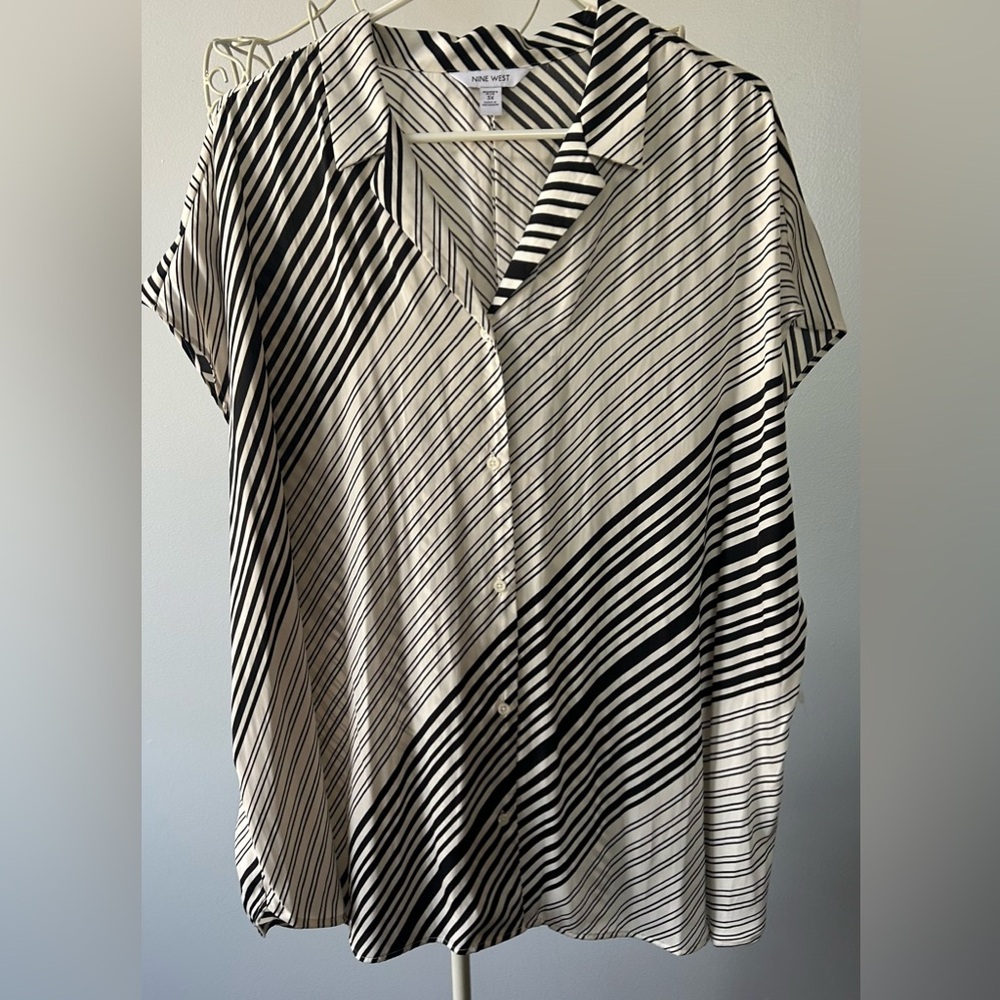 NWT Women’s Nine West crop sleeve blouse.
